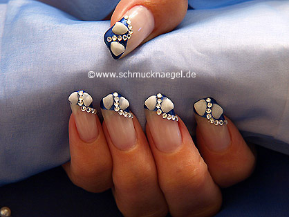 Nail art motif with mussels and strass stones