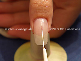 Nail art liner in the colour white