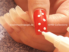 Nail art pen in the colour white