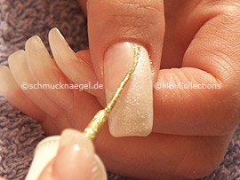 nail art liner in the colour gold-glitter