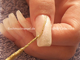 nail art liner in the colour gold-glitter