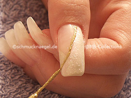 nail art liner in the colour gold-glitter