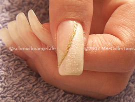 nail art liner in the colour gold-glitter