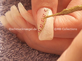 nail art liner in the colour gold-glitter