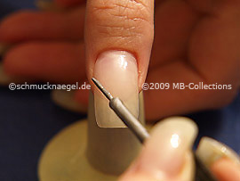 Nail art liner in the colour silver