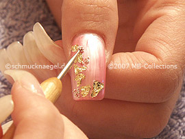 nail art bouillons in silver and spot-swirl