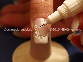 Nail art pen in the colour white