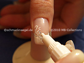 Nail art pen in the colour white