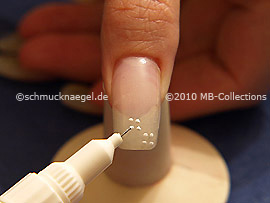 Nail art pen in the colour white