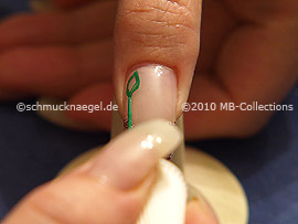 Nail art liner in the colour green