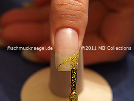 Nail lacquer in the colour gold-Glitter