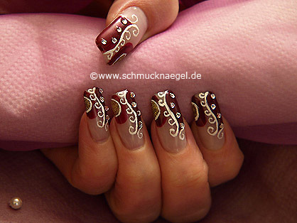 Decoration the fingernails with a ornament motif