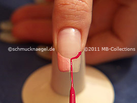 Nail art liner in the colour lavender