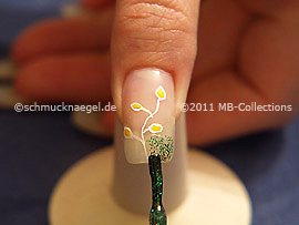 Nail lacquer in the colour green-Glitter