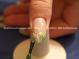Nail lacquer in the colour green-Glitter