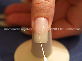Nail art liner in the colour white