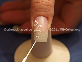 Nail art liner in the colour white