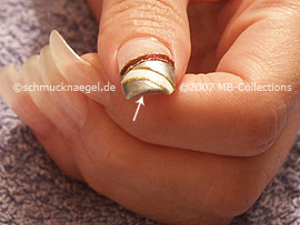 nail art liner in the colour gold-glitter