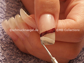 nail art liner in the colour silver