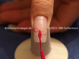 Nail art liner in the colour lavender