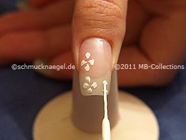 Nail art liner in the colour white