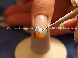 Nail art liner in the colour white