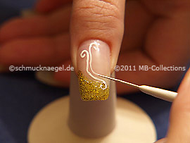 Nail art liner in the colour white