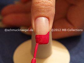 Nail polish in the colour fuchsia