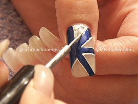 nail art liner in the colour silver