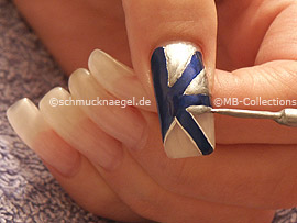 nail art liner in the colour silver