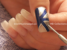 nail art liner in the colour silver