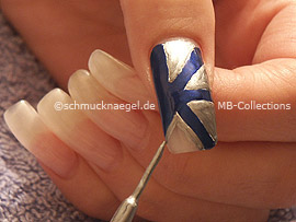 nail art liner in the colour silver
