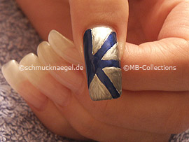 nail art liner in the colour silver