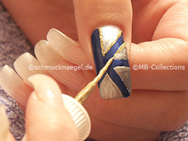 nail art liner in the colour gold-glitter