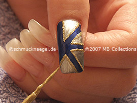 nail art liner in the colour gold-glitter