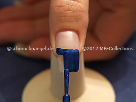 Nail lacquer in the colour dark blue