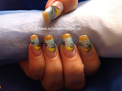 Summer beach motif with nail lacquer