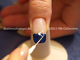 Nail art liner in the colour white