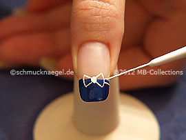 Nail art liner in the colour white