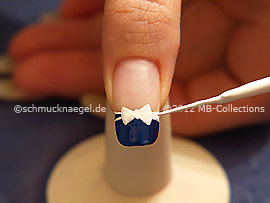 Nail art liner in the colour white