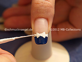 Nail art liner in the colour white