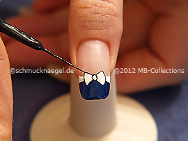 Nail art liner in the colour black