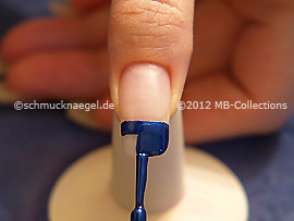 Nail lacquer in the colour dark blue