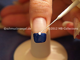 Nail art liner in the colour white