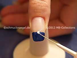 Nail art liner in the colour white
