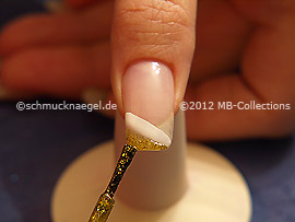 Nail lacquer in the colour gold-Glitter