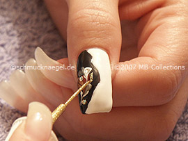nail art liner in the colour gold-glitter