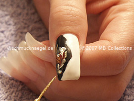 nail art liner in the colour gold-glitter