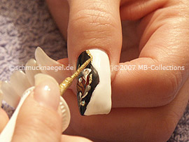 nail art liner in the colour gold-glitter