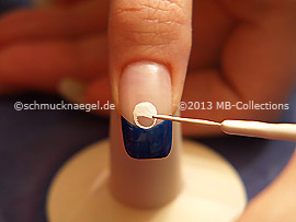Nail art liner in the colour white